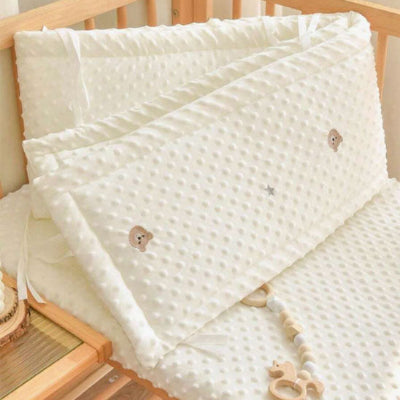 Tour-de-lit-bebe-ours-doux-velour-blanc